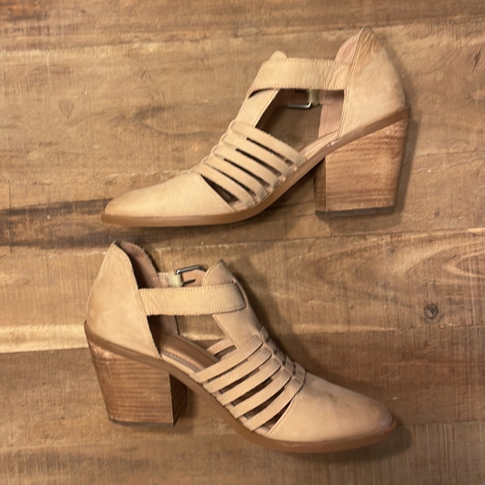 Caslon Sadie Leather Cut Out Heels - Picture 6 of 11
